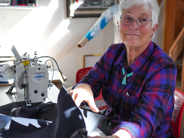 Sheri Tingey an der N&auml;hmaschine