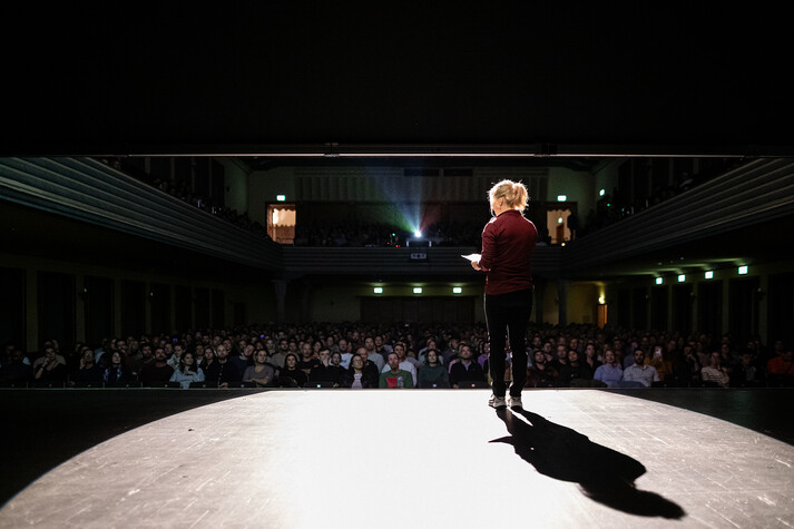 Moderatorin auf der B&uuml;hne im Spotlight